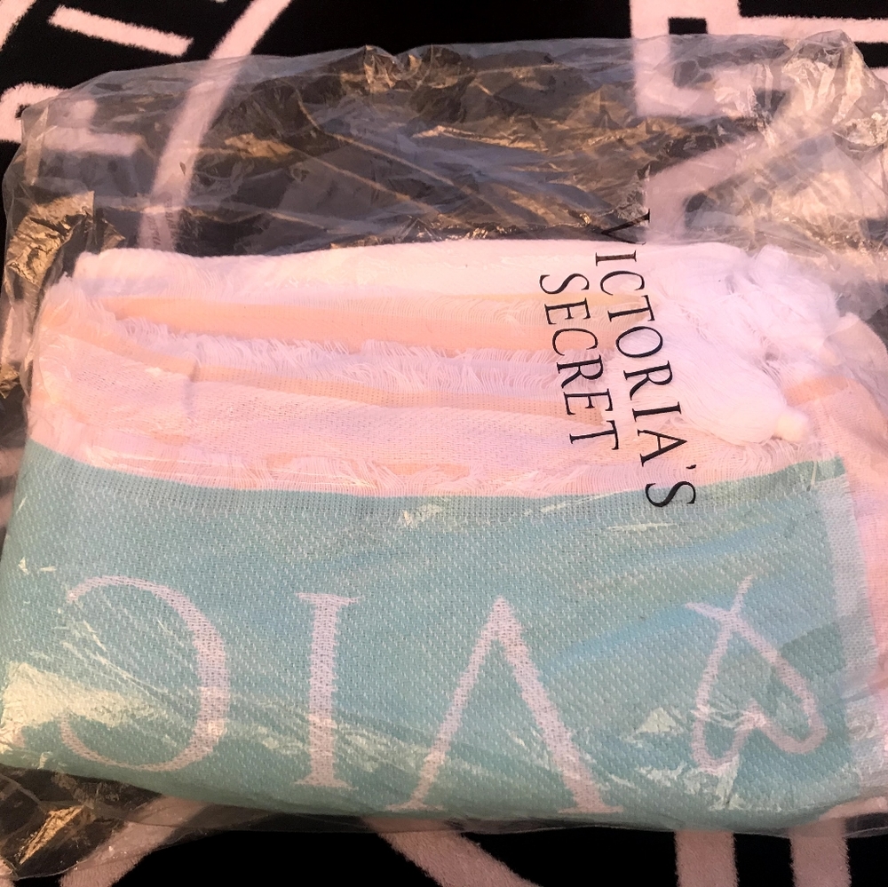 Nwt VS Pink rainbow beach blanket - Picture 3 of 3